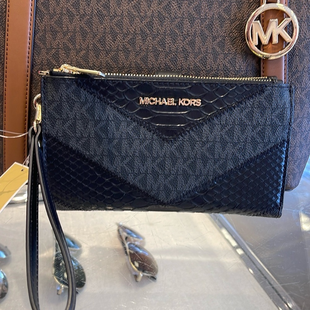 MICHAEL KORS JST LG DOUBLE ZIP WRISTLET WALLET PHONE HOLDER
BLACK MULTI
NWT